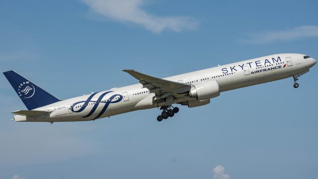 BOEING 777-300ER (F-GZNE) - Departing 15L to Parisbr /7/16/17