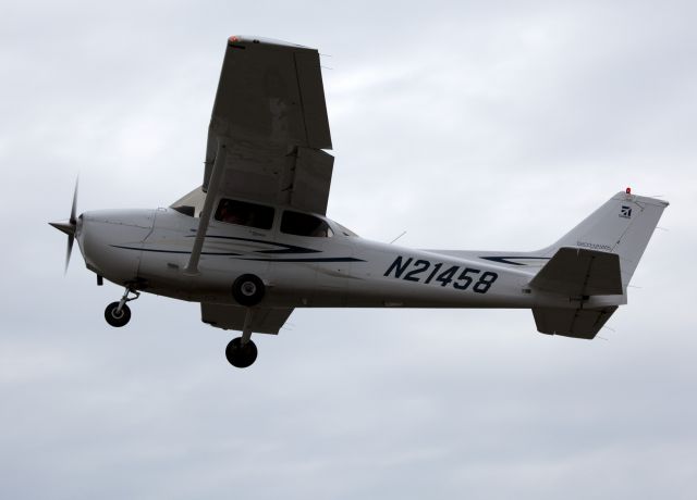 Cessna Skyhawk (N21458) - Take off RW08. Great airport - friendly people!