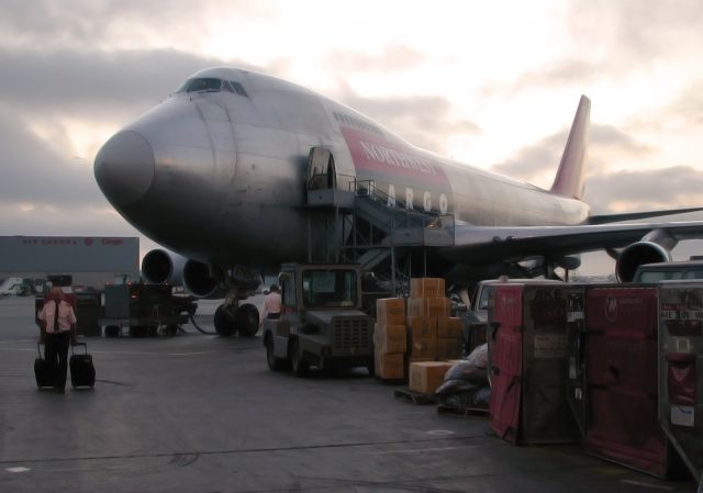 Boeing 747-200 (N640US) - Immediately after arrival from ANC; August 2000. Copyright Dean Cully.