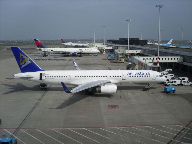 Boeing 757-200 (P4-MAS)