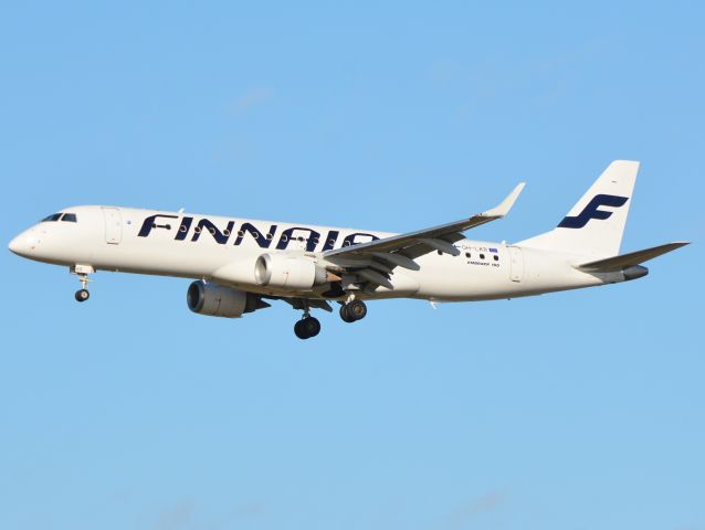 Embraer ERJ-190 (OH-LKR) - Kystvejen RWY22L