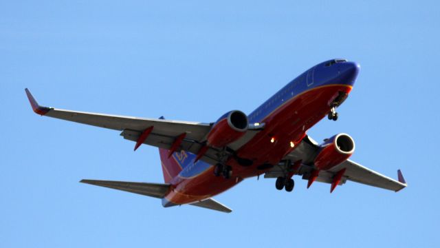 Boeing 737-700 (N427WN) - On Final 30R, 06-02-2015