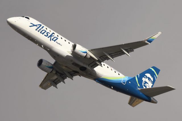 Embraer 175 (N414SY)
