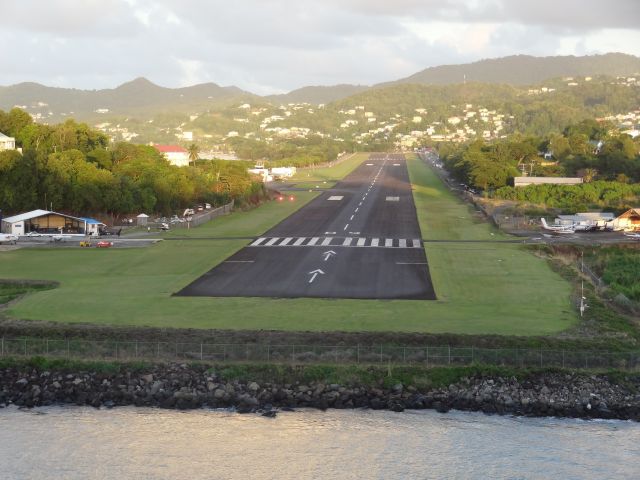 — — - Landebahn (George F. L. Charles Airport (formerly Vigie Airport) in der Karibik (Sankt Lucia), warten auf die Landung.