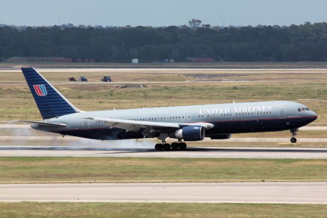 BOEING 767-300 (N664UA) - Taken On 05-31-2011