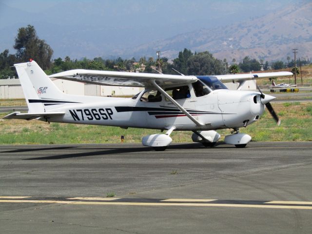 Cessna Skyhawk (N796SP) - Taxiing to RWY 26L