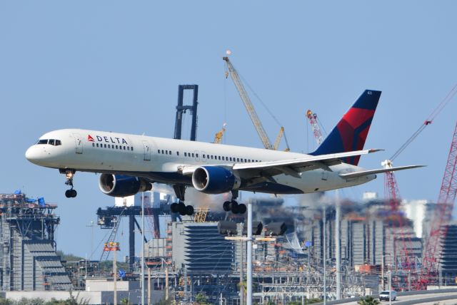 Boeing 757-200 (N633DL) - Landing RWY 28R