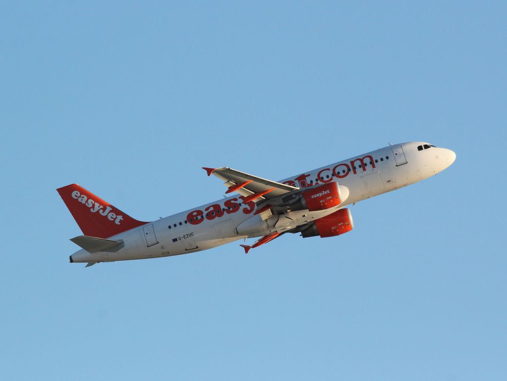 Airbus A320 (G-EZUC)