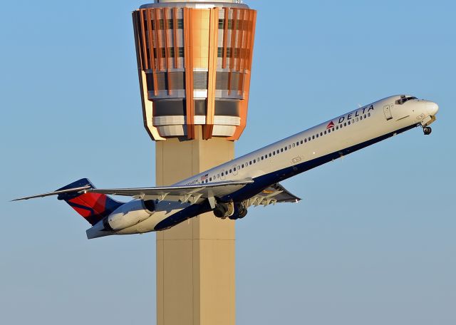 McDonnell Douglas MD-90 (N954DN)