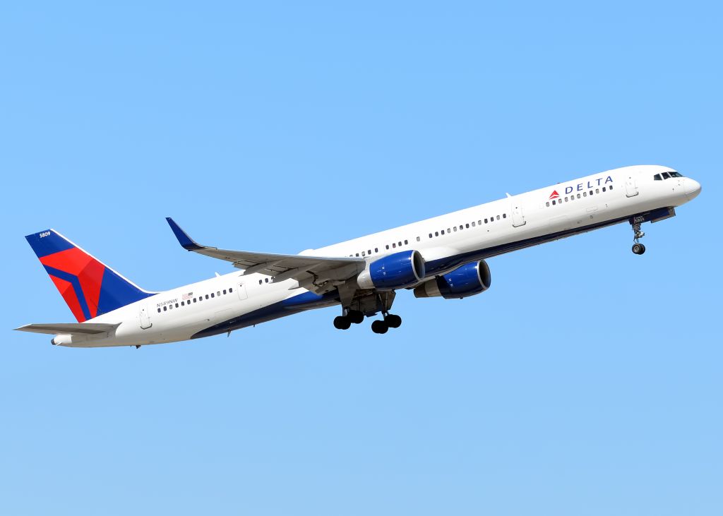 BOEING 757-300 (N589NW)