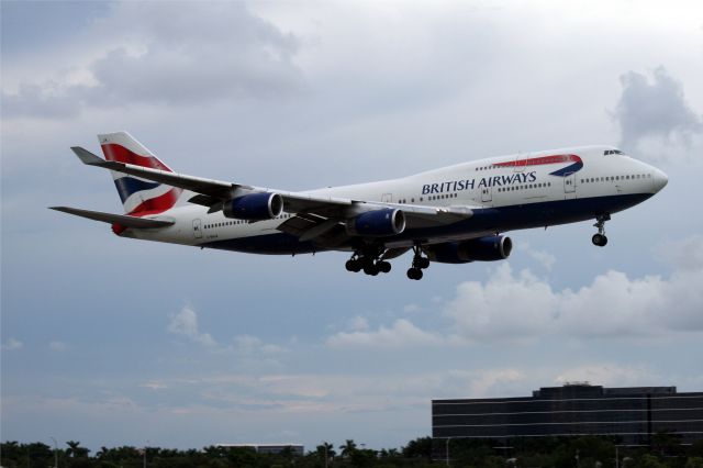 Boeing 747-400 (G-BNLW)