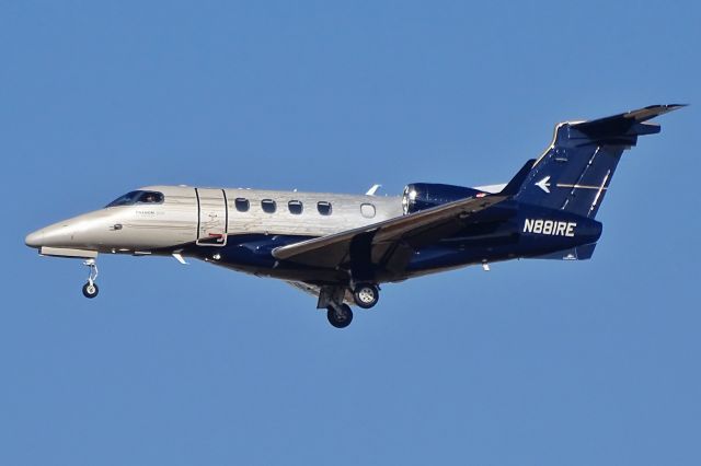 Embraer Phenom 300 (N881RE)