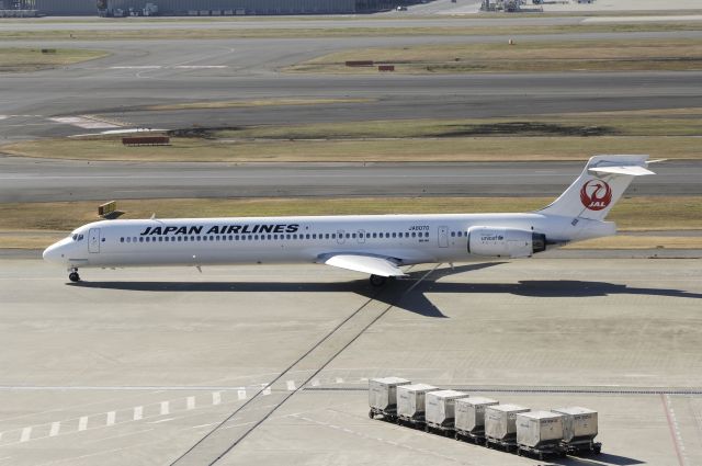 McDonnell Douglas MD-90 (JA8070) - Taxing at Haneda Intl Airport on 2012/12/12