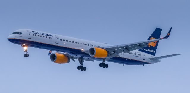 BOEING 757-300 (TF-FIX)