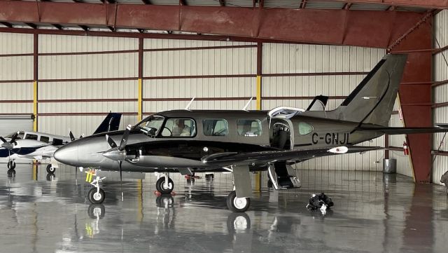 Piper Navajo (C-GNJL)