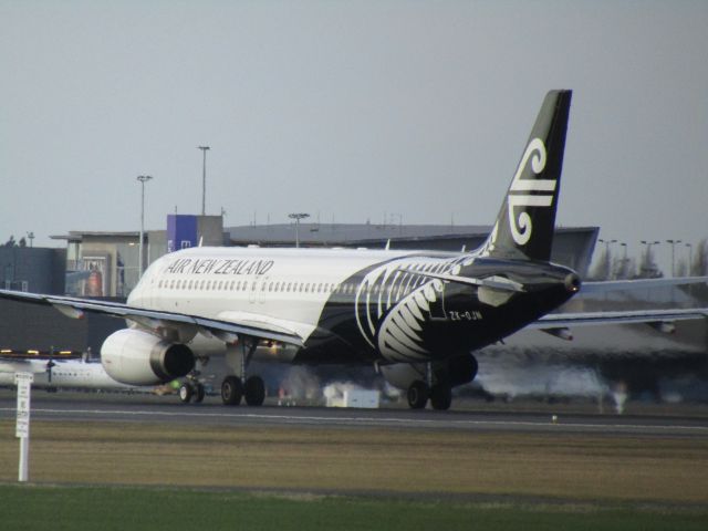 Airbus A320 (ZK-OJN)