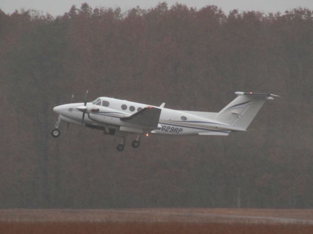 Beechcraft Super King Air 200 (N629RP) - Taken in the rain at Saratoga County Airport (NY) Nov.6, 2018