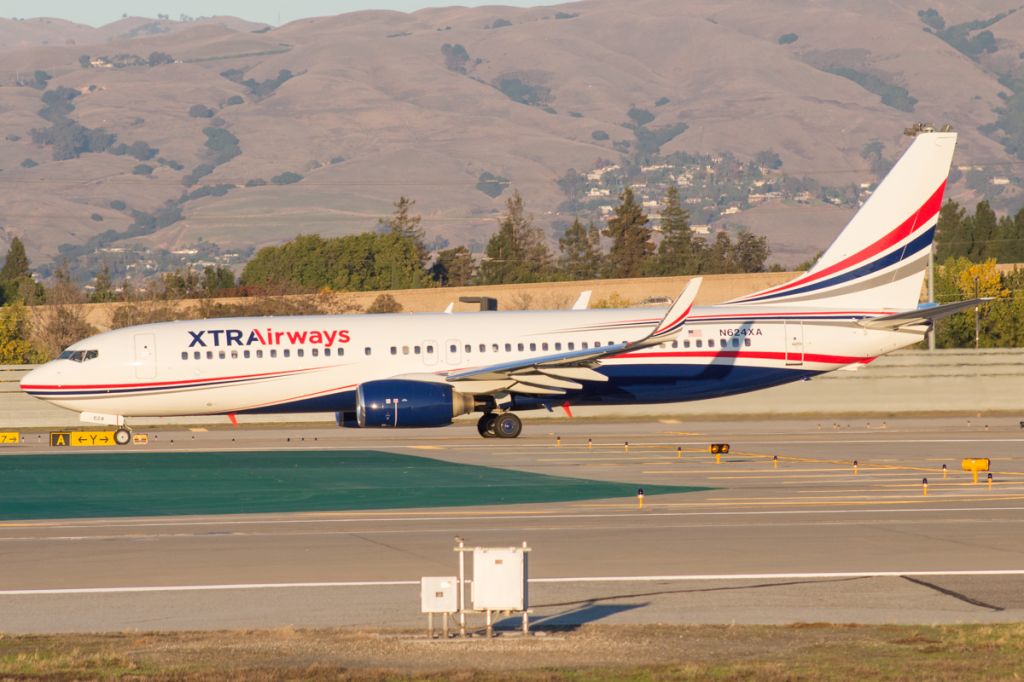 Boeing 737-800 (N624XA)