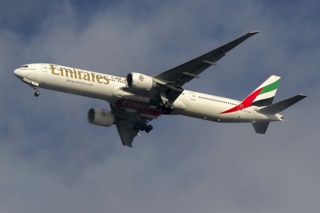 BOEING 777-300 (A6-EGQ)