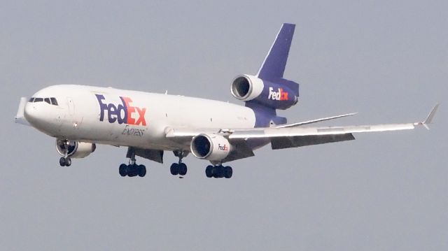 Boeing MD-11 (N601FE) - short final to 18R