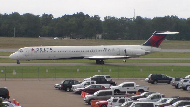 McDonnell Douglas MD-88 (N957DL) - Amazing sight to end the day, MD-88 N957DL. Shortly after this picture was taken, it did the classic MD-80 "How low can your tail go" take off. Amazing sight..