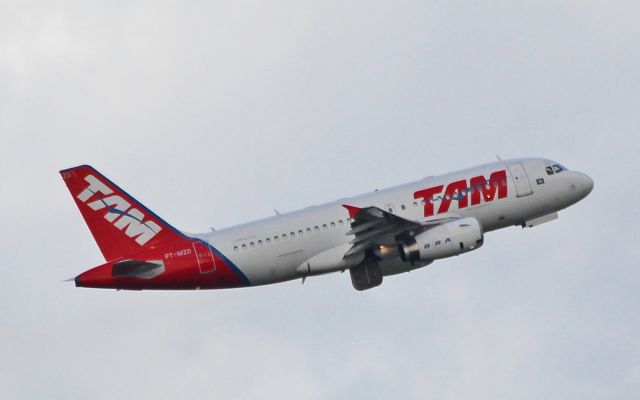 Airbus A319 (PT-MZD) - tam a319 pt-mzd dep shannon 28/10/15.