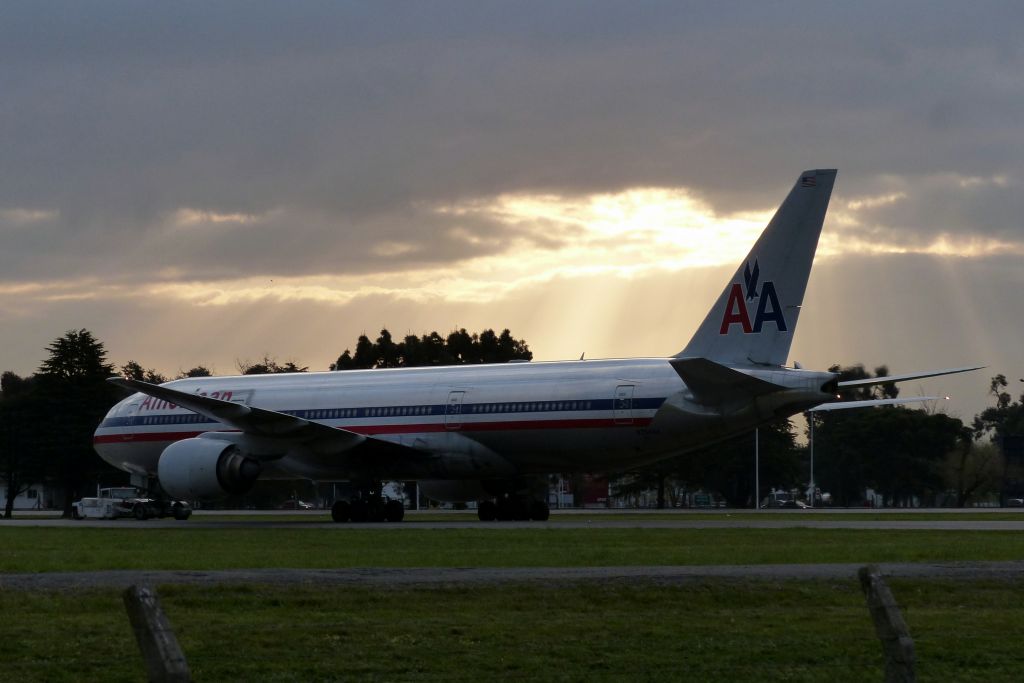 Boeing 777-200 (N754AN) - Traslado a la terminal del vuelo AA900