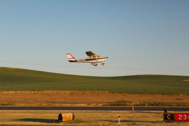 Cessna Skyhawk (N8340U)