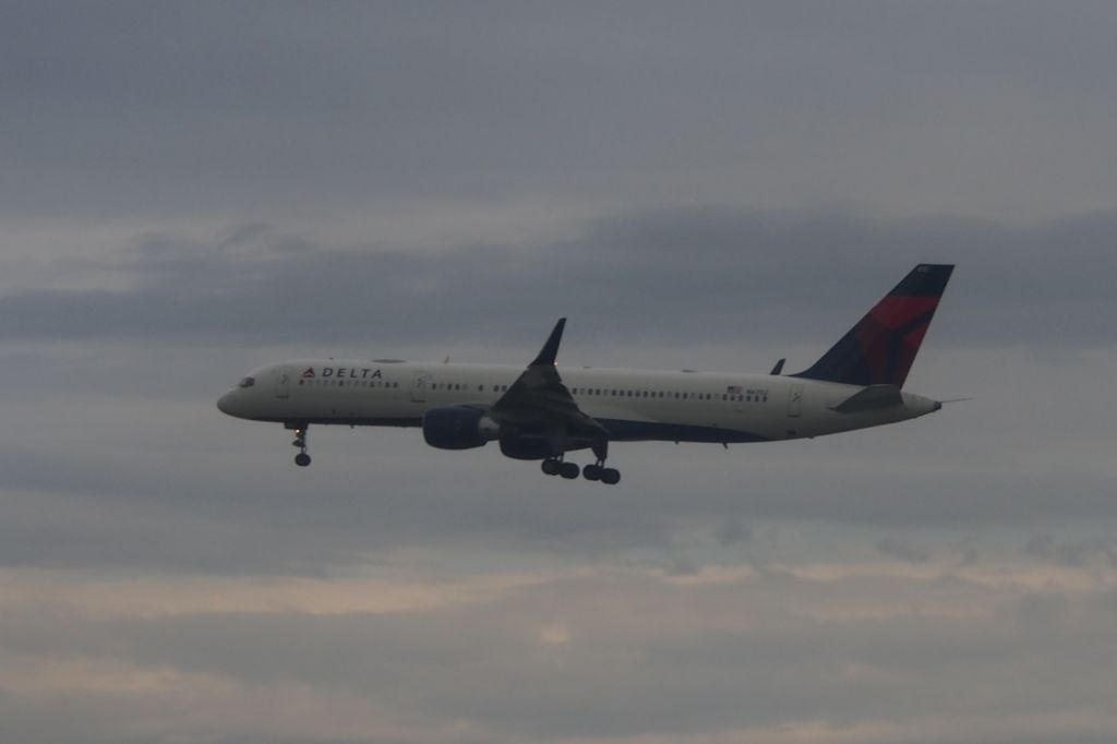 Boeing 757-200 (N6702)