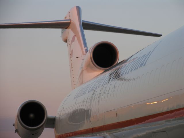 Boeing 727-100 (N815EA)