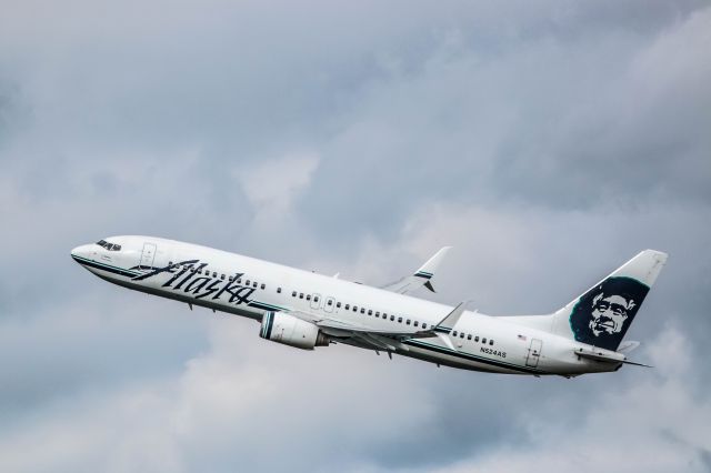 Boeing 737-700 (N524AS) - Take off before a thunder storm 