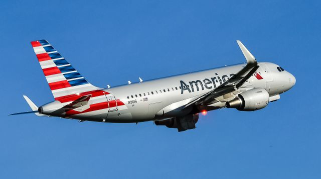 Airbus A319 (N9016) - Bright beacon light