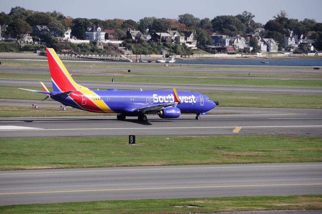 Boeing 737-800 (N8669B)