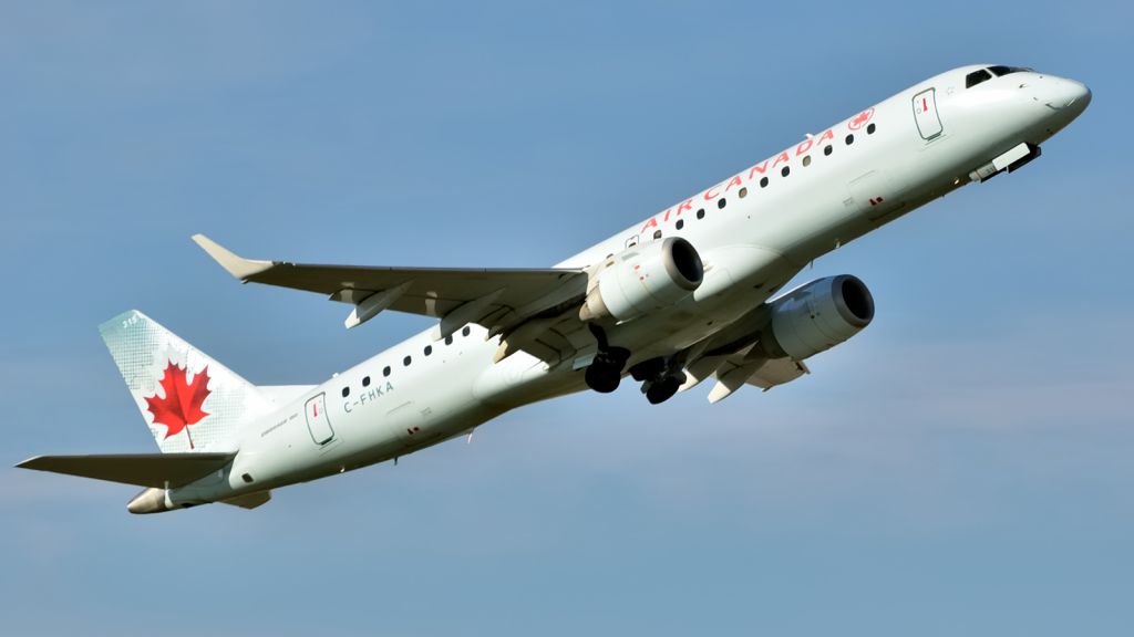 Embraer ERJ-190 (C-FHKA)