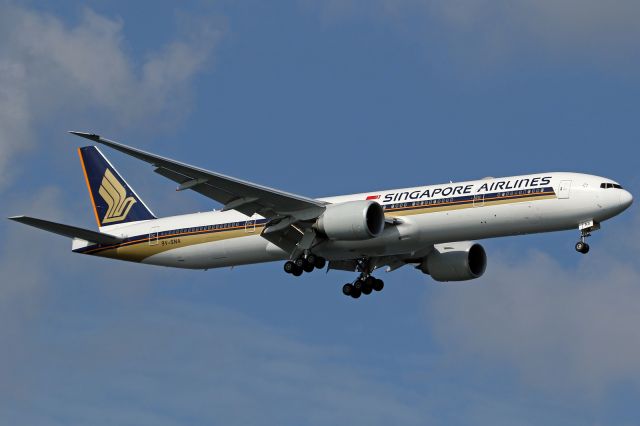 BOEING 777-300 (9V-SNA)