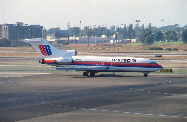 BOEING 727-200 (N7016U) - Taxing at KLAX Intl Airport on 1989/08/27