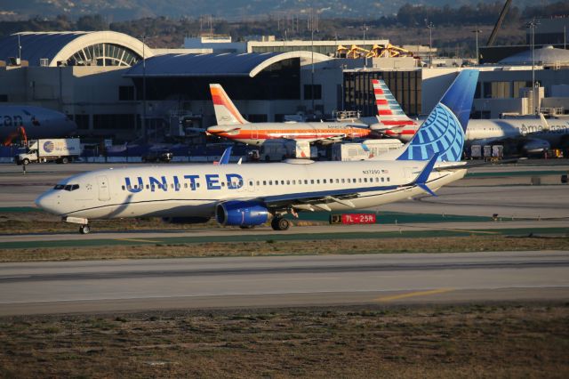 Boeing 737-800 (N37290)