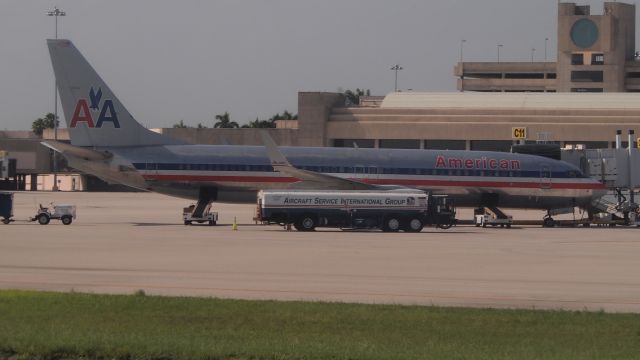 Boeing 737-800 (N914AN)