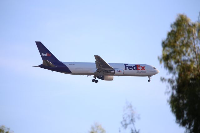 BOEING 767-300 (N272FE)