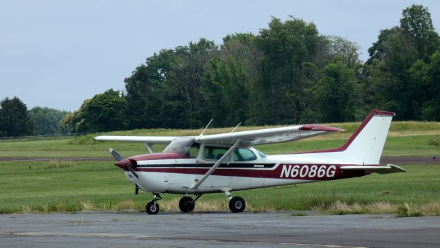 Cessna Skyhawk (N6086G) - Catching some tarmac time is this 1979 Cessna Skyhawk 172N in the Summer of 2021.