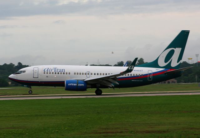 Boeing 737-700 (N149AT) - "Citrus 8614" applies reverse thrust after touchdown on runway 25.