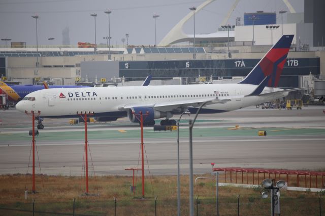 BOEING 767-300 (N173DZ)