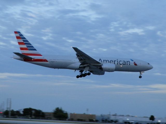 Boeing 777-200 (N794AN)