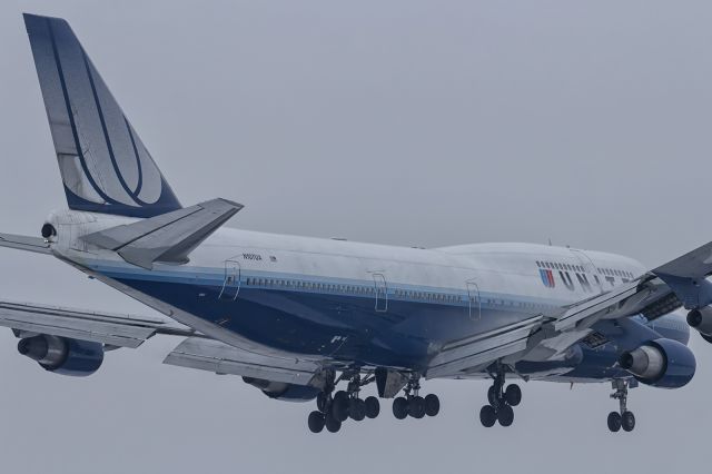 N107UA — - Pre-merger United B744, sporting the old tulip livery, on short finals to 09L at LHR, Winter 2013.