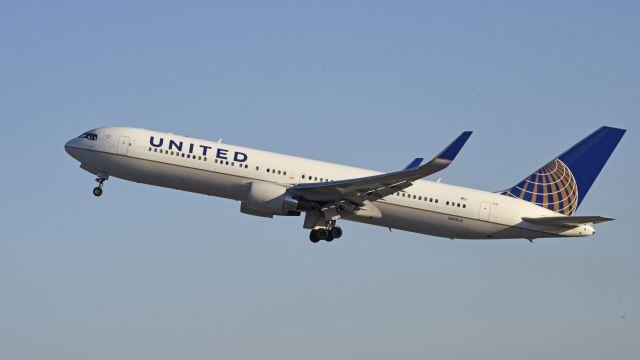 BOEING 767-300 (N685UA) - Departing LAX on 25L