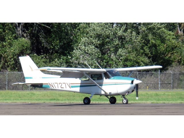 Cessna Skyhawk (N1727V) - Take off runway 08 att Danbury CT.