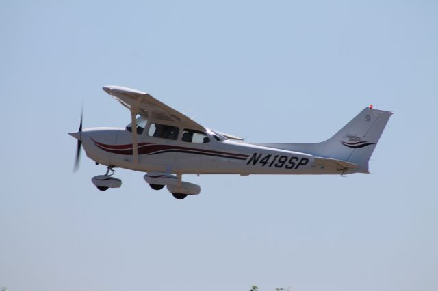 Cessna Skyhawk (N419SP) - Climb-out.