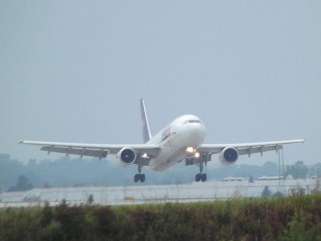 Airbus A300F4-600 — - FedEx flight 713 over the numbers, runway 8R.