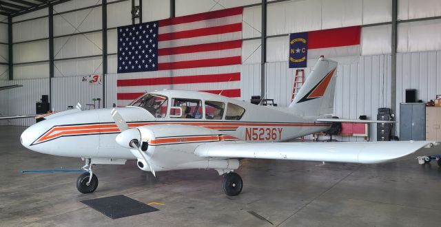 Piper Aztec (N5236Y) - Patriotic !