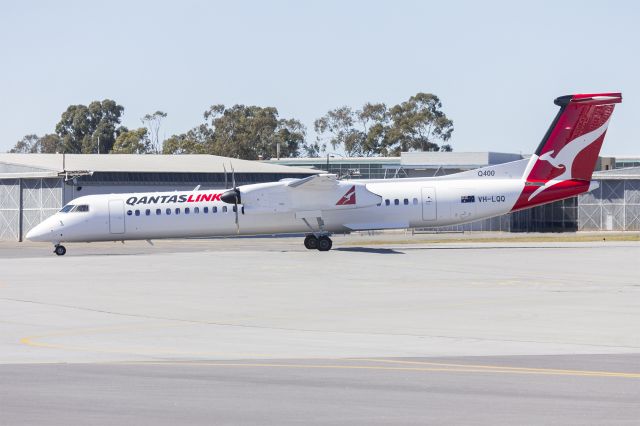 de Havilland Dash 8-400 (VH-LQQ) - QantasLink (VH-LQQ) Bombardier DHC-8-402Q taxiing at Wagga Wagga Airport.